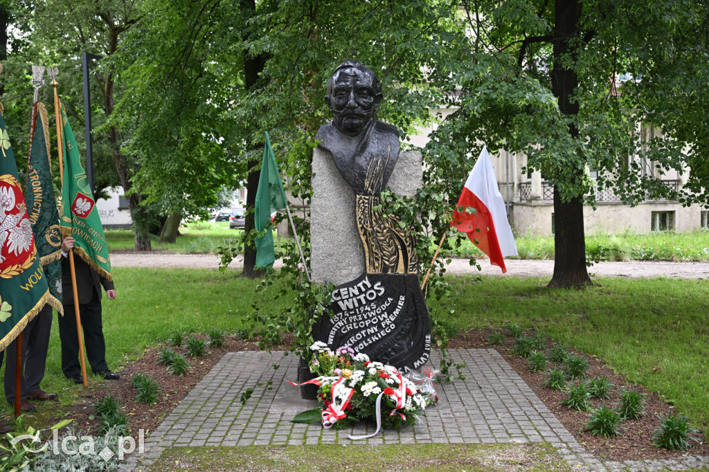 PSL składa kwiaty pod pomnikiem Witosa