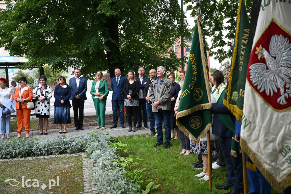 PSL składa kwiaty pod pomnikiem Witosa