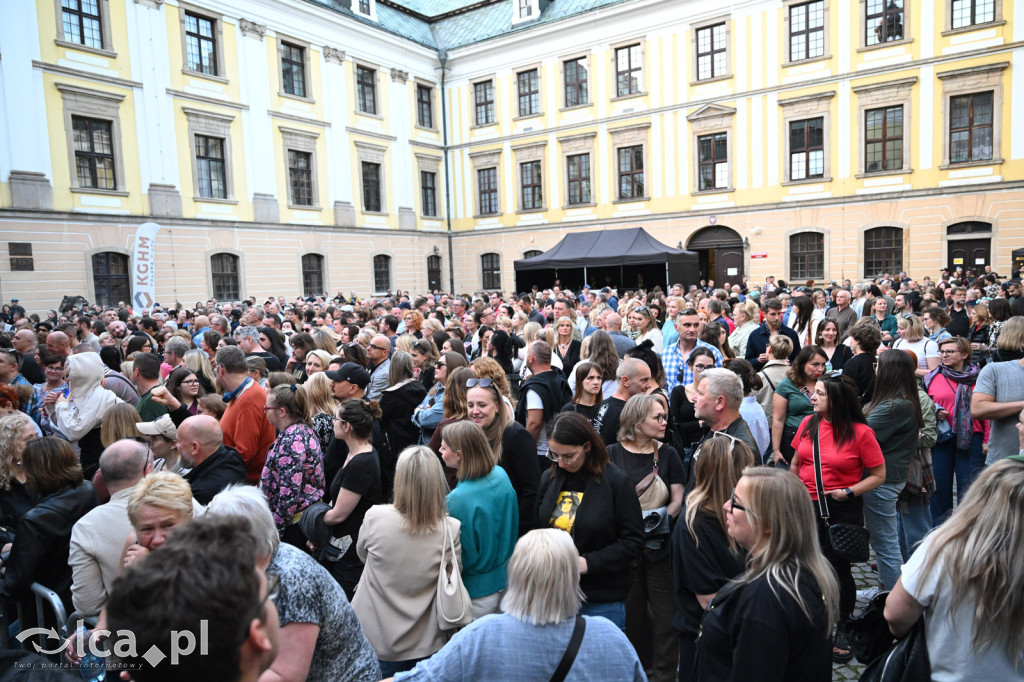 Nosowska i Król na dziedzińci Akademii Rycerskiej