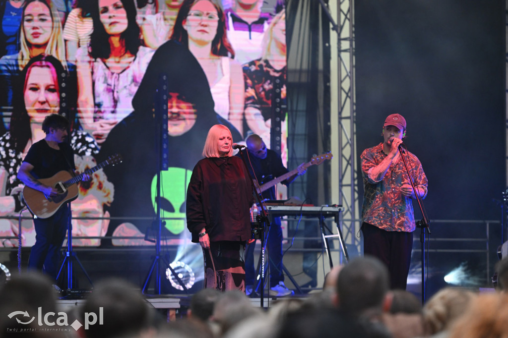 Nosowska i Król na dziedzińci Akademii Rycerskiej