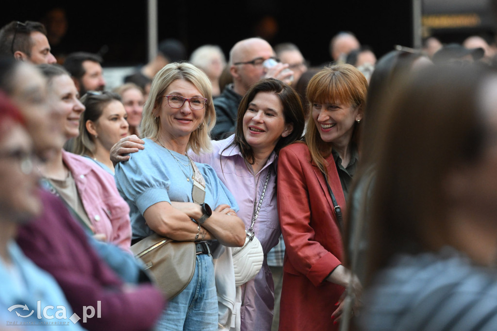 Nosowska i Król na dziedzińci Akademii Rycerskiej