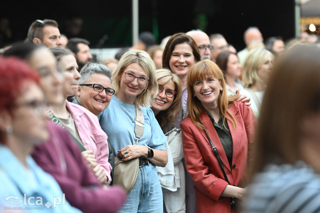 Nosowska i Król na dziedzińci Akademii Rycerskiej