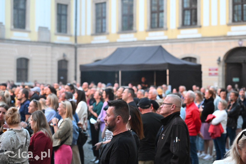 Nosowska i Król na dziedzińci Akademii Rycerskiej