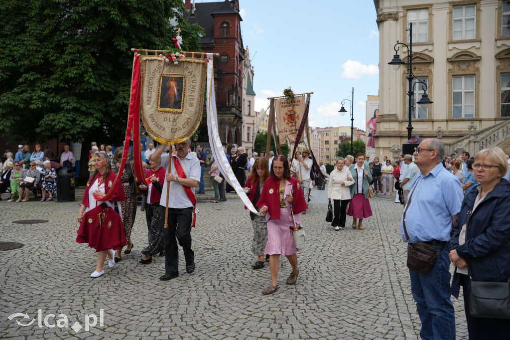 Tysiące wiernych uczestniczyly w procesji