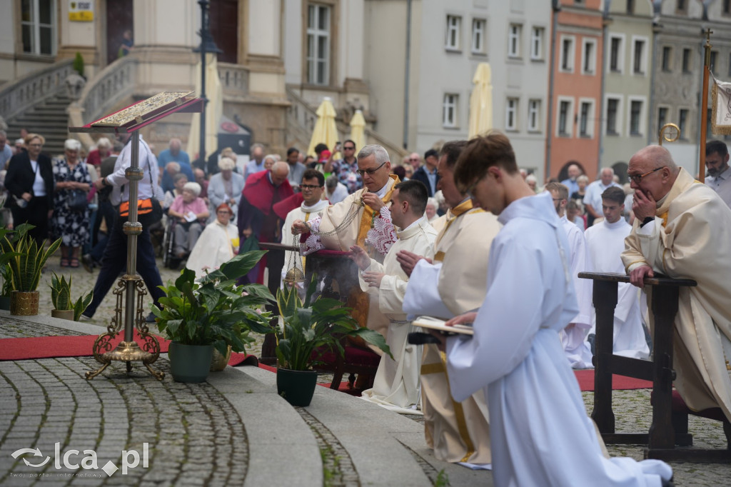 Tysiące wiernych uczestniczyly w procesji