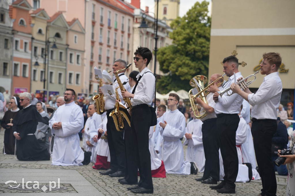 Tysiące wiernych uczestniczyly w procesji