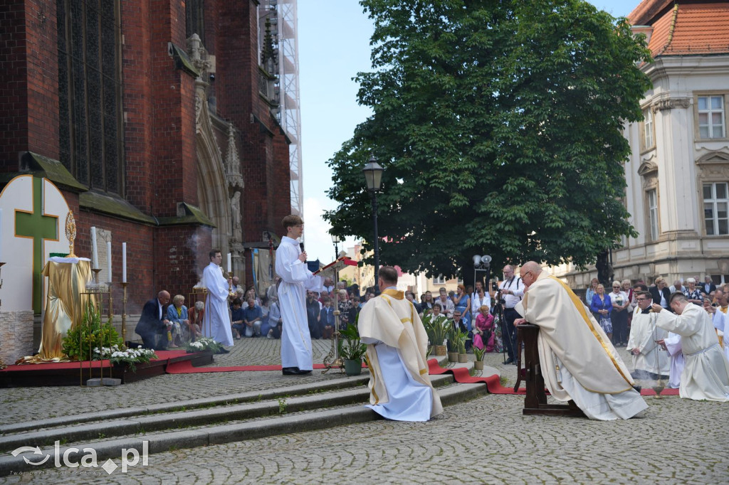 Tysiące wiernych uczestniczyly w procesji