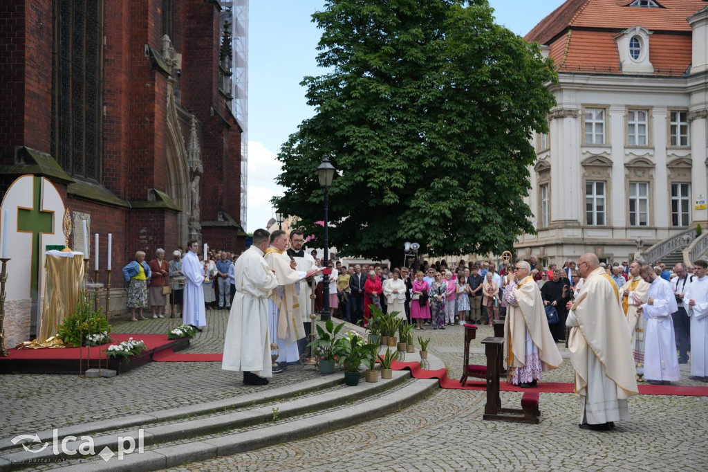 Tysiące wiernych uczestniczyly w procesji