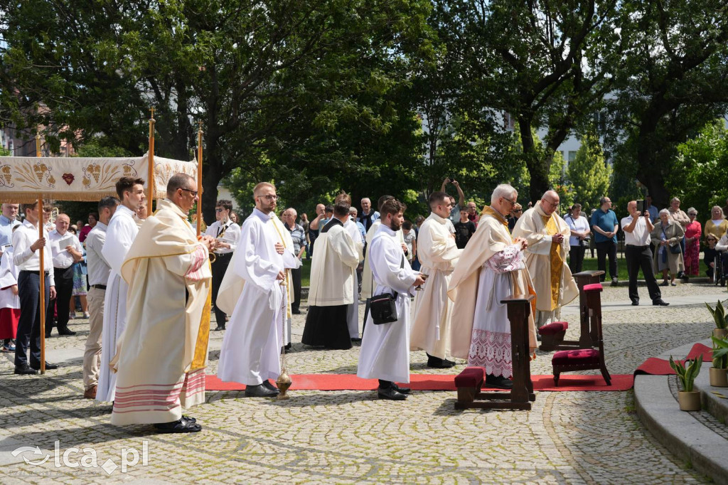 Tysiące wiernych uczestniczyly w procesji