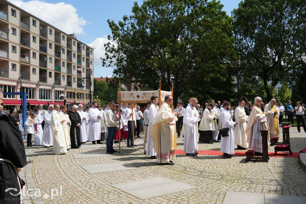Tysiące wiernych uczestniczyly w procesji