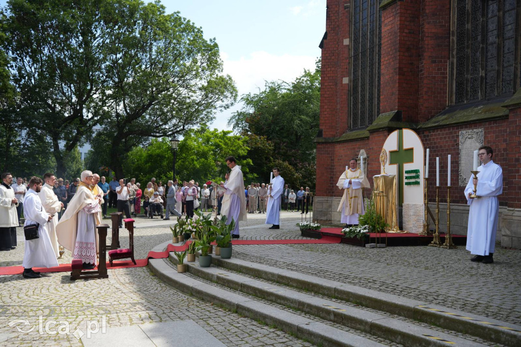 Tysiące wiernych uczestniczyly w procesji