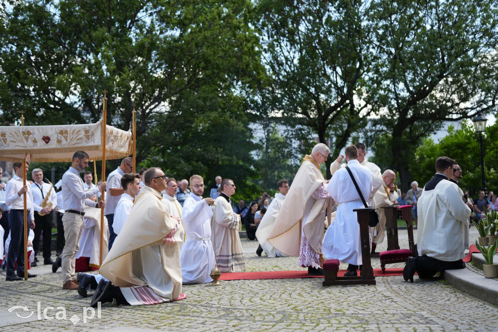 Tysiące wiernych uczestniczyly w procesji