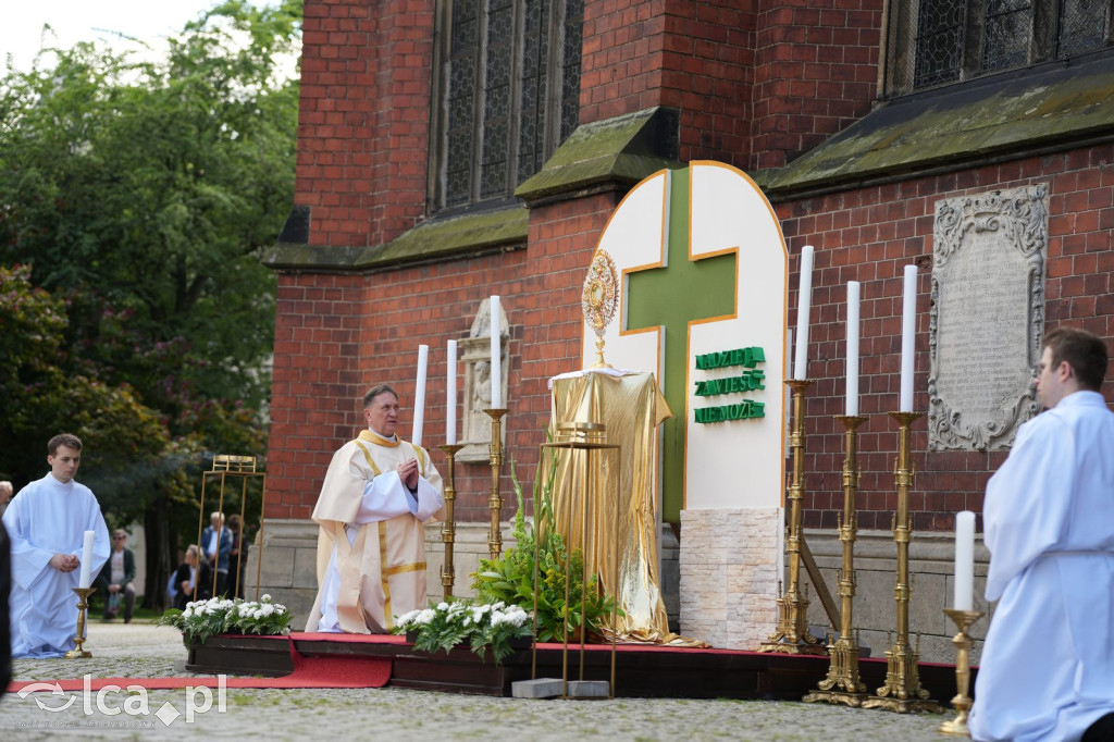 Tysiące wiernych uczestniczyly w procesji