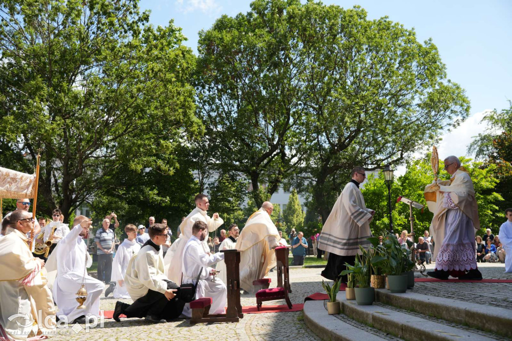 Tysiące wiernych uczestniczyly w procesji
