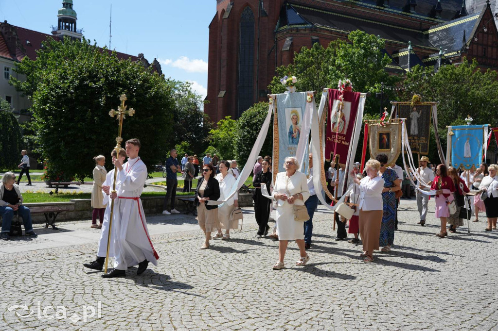 Tysiące wiernych uczestniczyly w procesji