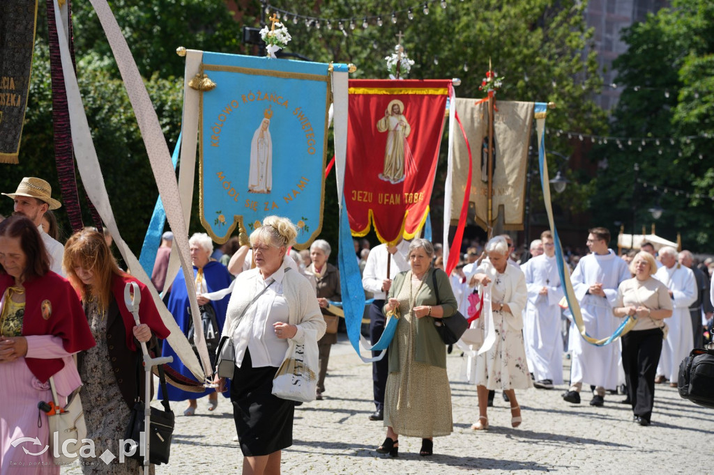 Tysiące wiernych uczestniczyly w procesji