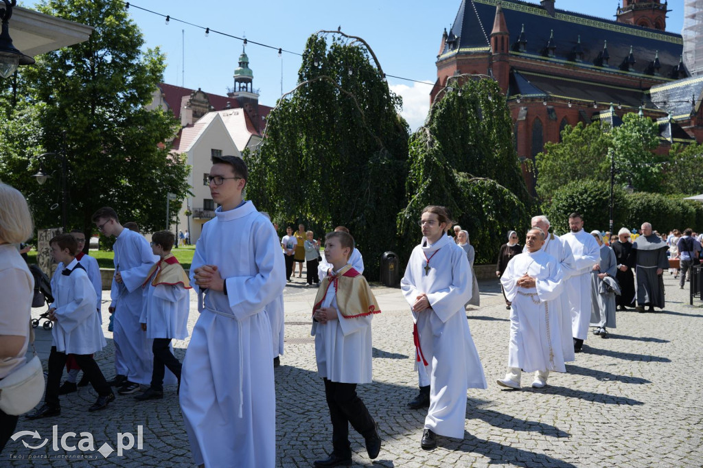 Tysiące wiernych uczestniczyly w procesji