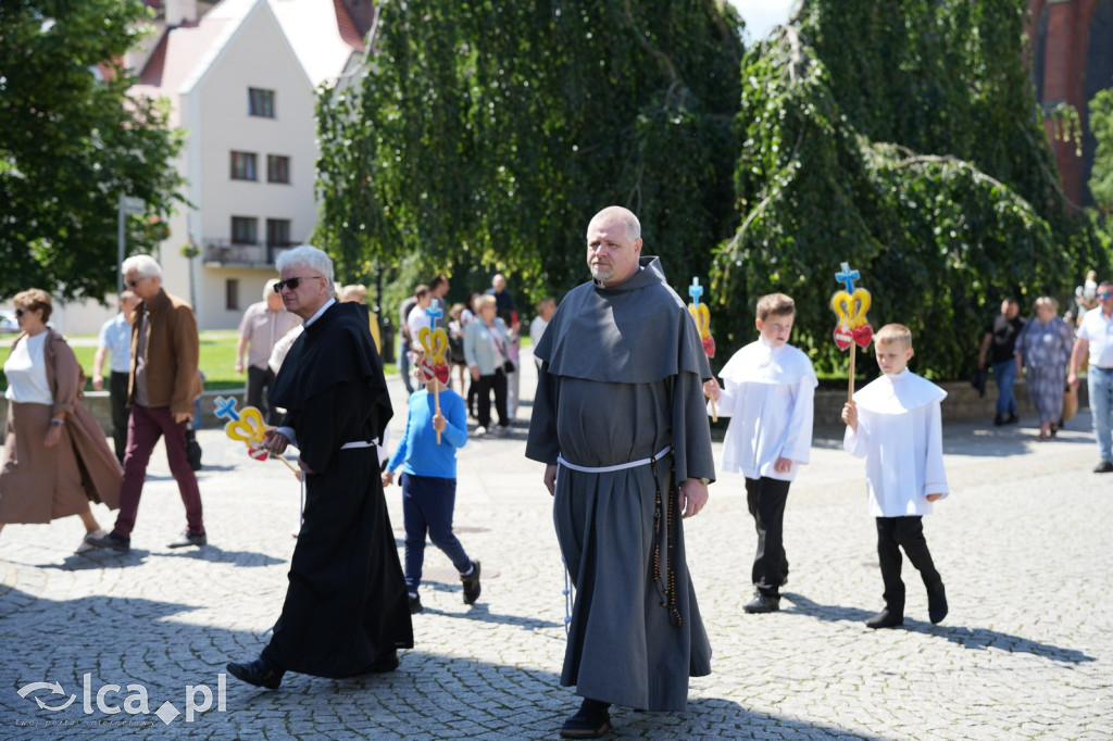 Tysiące wiernych uczestniczyly w procesji