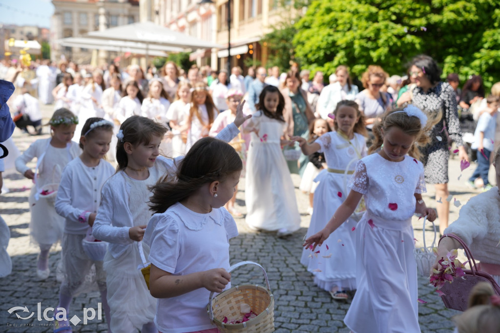 Tysiące wiernych uczestniczyly w procesji