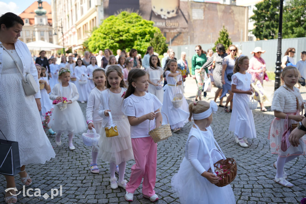 Tysiące wiernych uczestniczyly w procesji