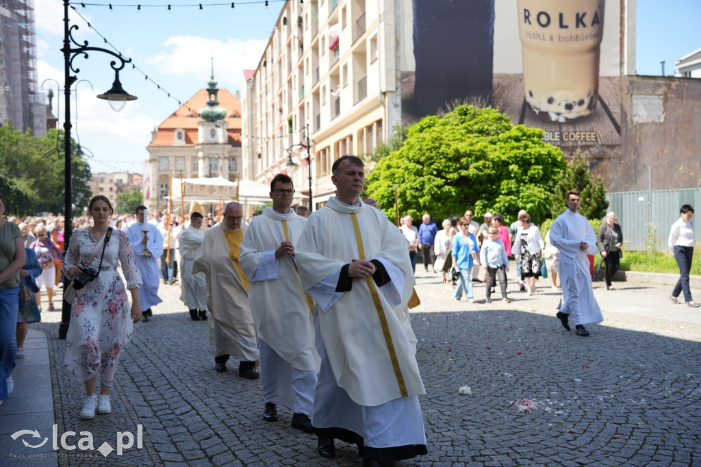 Tysiące wiernych uczestniczyly w procesji