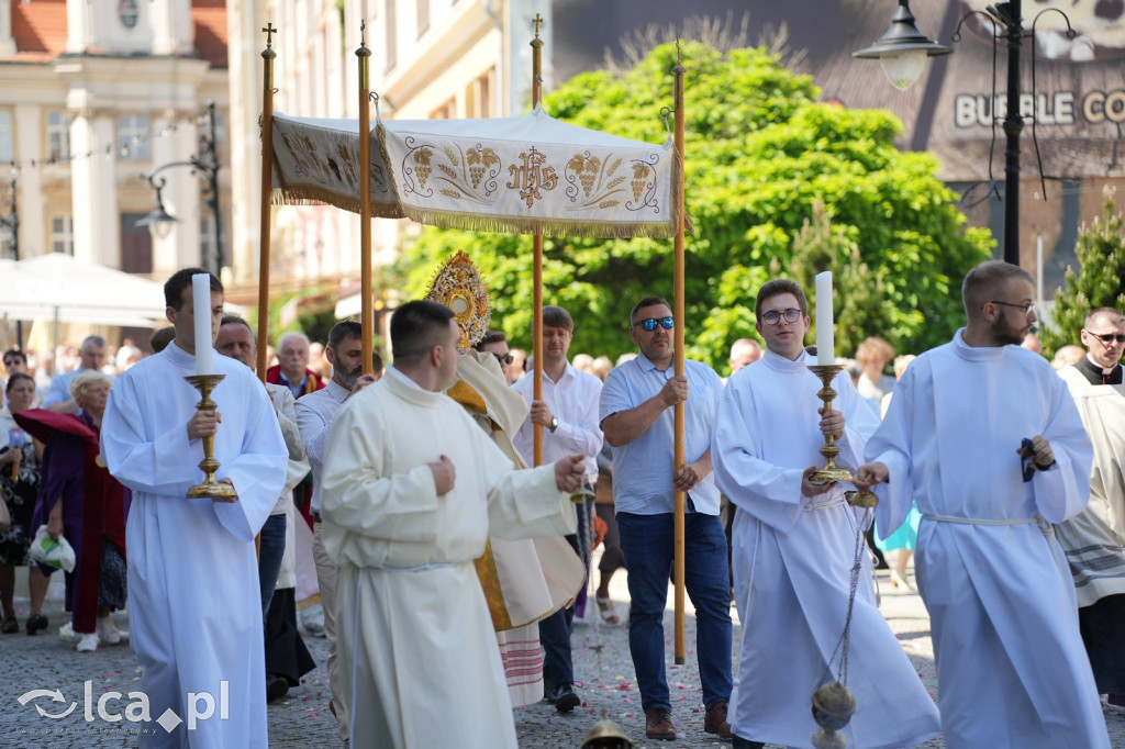 Tysiące wiernych uczestniczyly w procesji