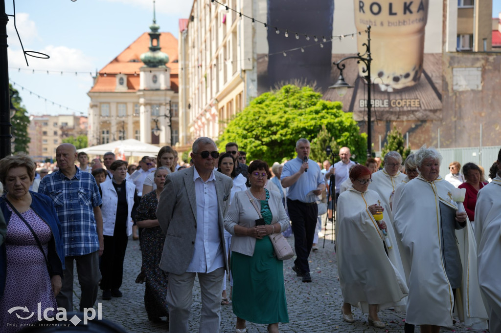 Tysiące wiernych uczestniczyly w procesji