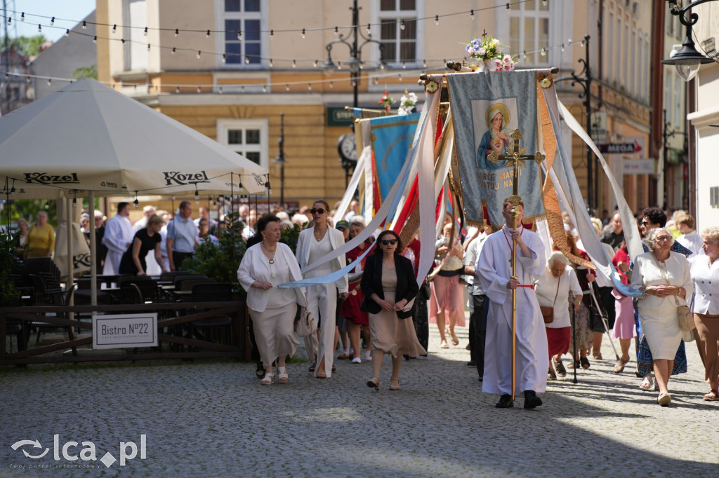 Tysiące wiernych uczestniczyly w procesji