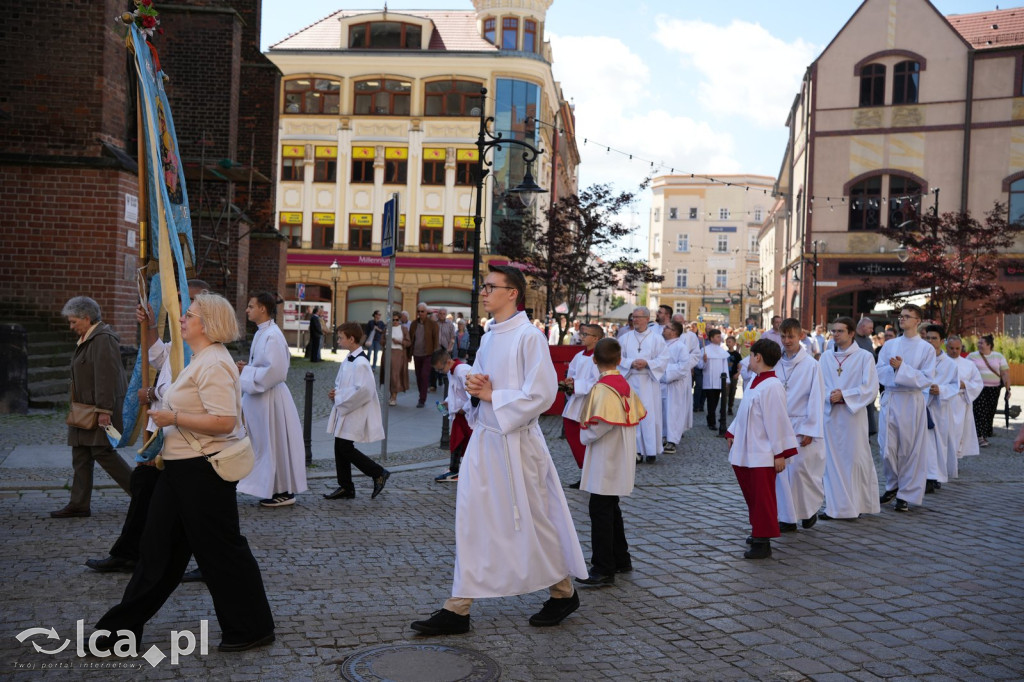 Tysiące wiernych uczestniczyly w procesji