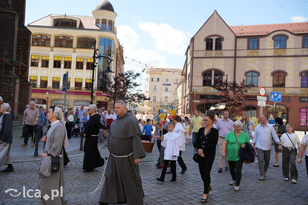 Tysiące wiernych uczestniczyly w procesji