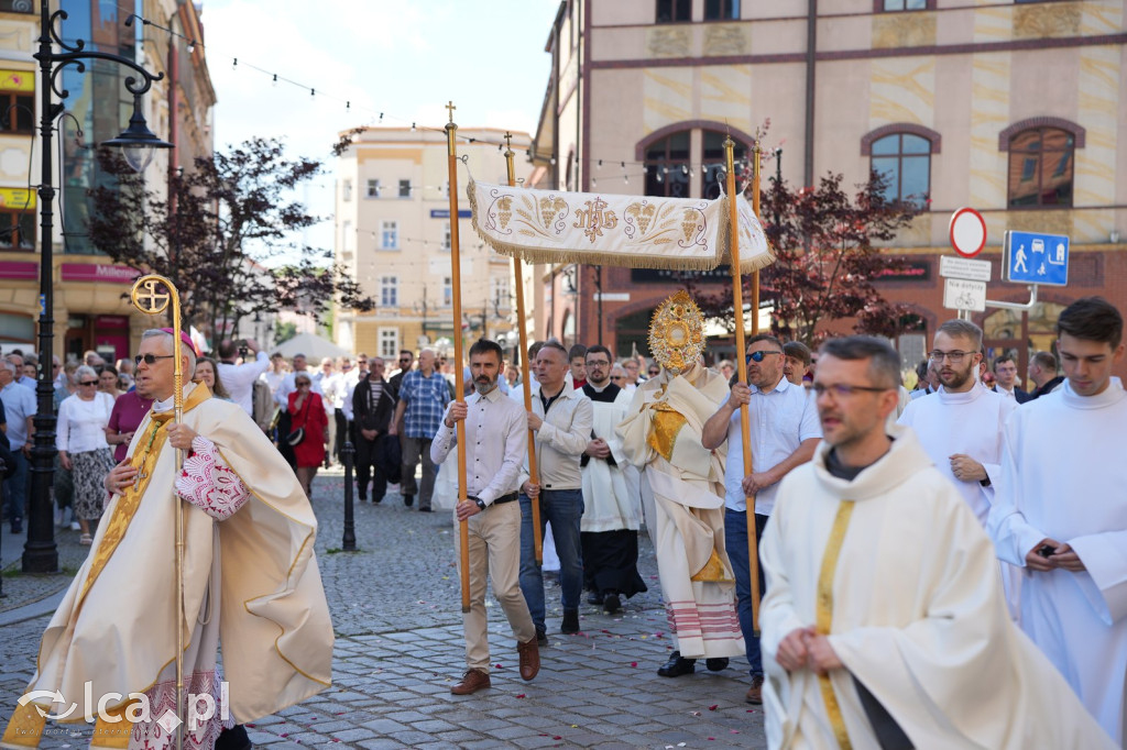Tysiące wiernych uczestniczyly w procesji