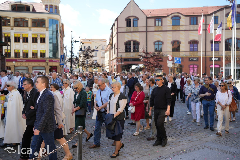 Tysiące wiernych uczestniczyly w procesji