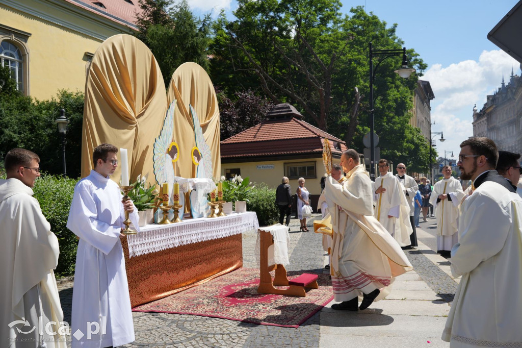 Tysiące wiernych uczestniczyly w procesji