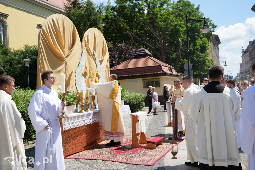 Tysiące wiernych uczestniczyly w procesji