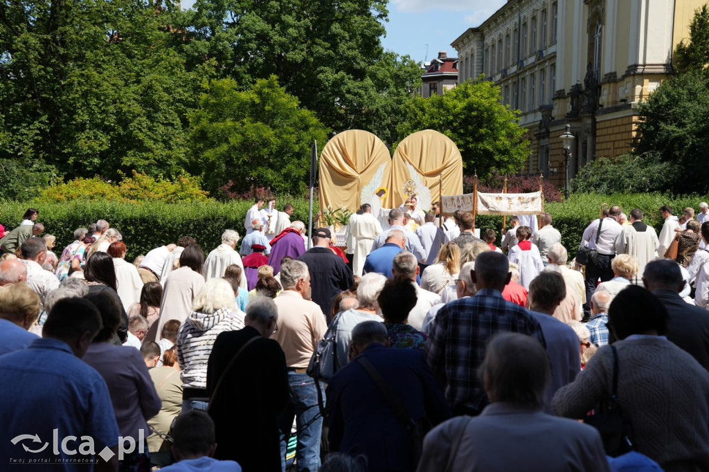 Tysiące wiernych uczestniczyly w procesji