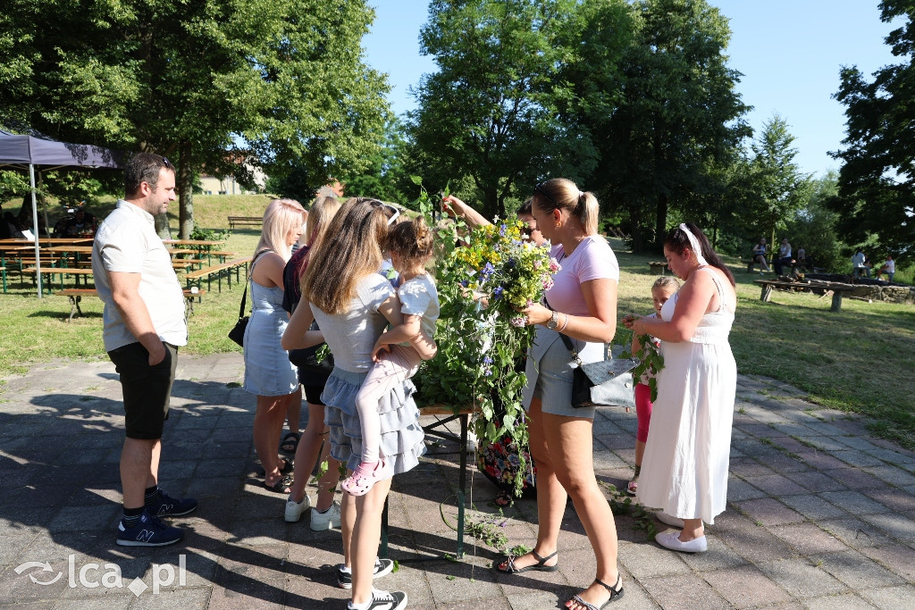 Kwiat paproci, pianowa impreza i ogień pod dębami