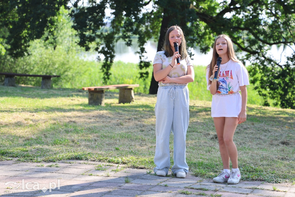 Kwiat paproci, pianowa impreza i ogień pod dębami