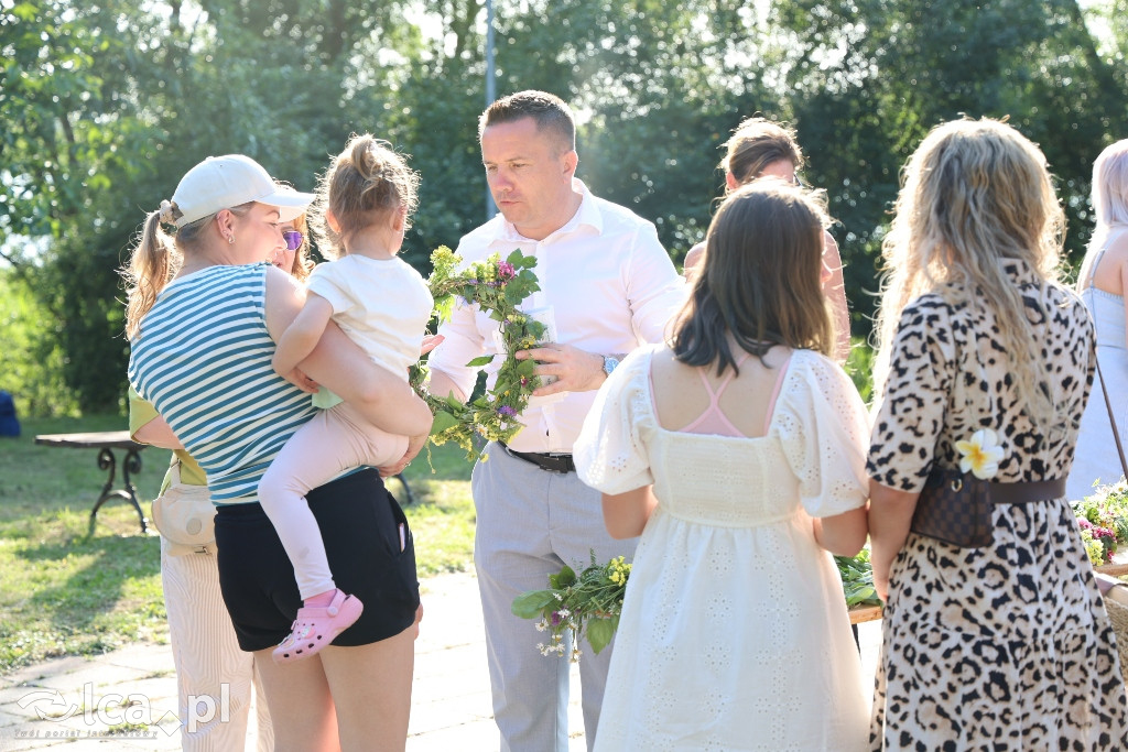 Kwiat paproci, pianowa impreza i ogień pod dębami