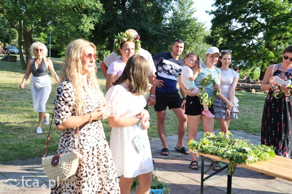 Kwiat paproci, pianowa impreza i ogień pod dębami