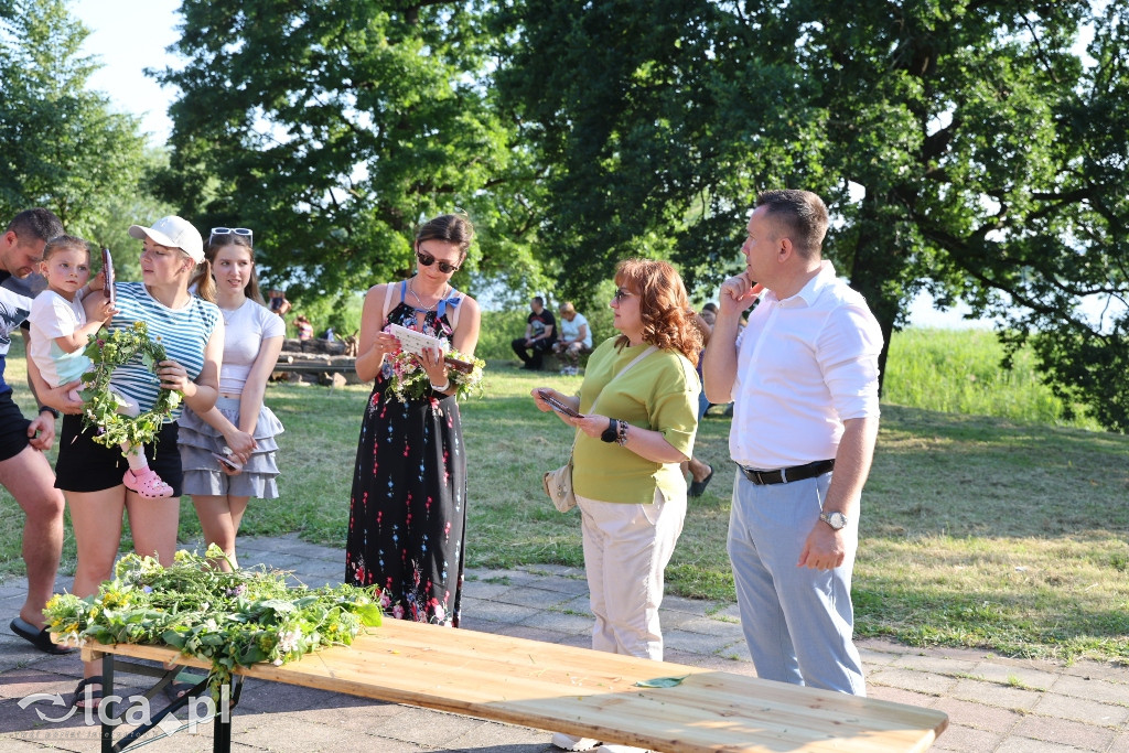 Kwiat paproci, pianowa impreza i ogień pod dębami