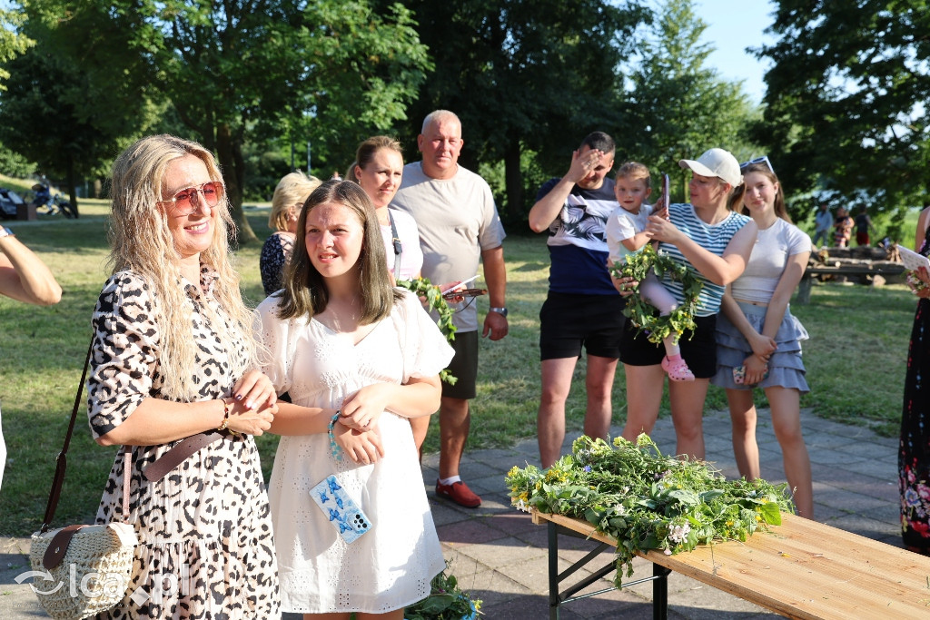 Kwiat paproci, pianowa impreza i ogień pod dębami