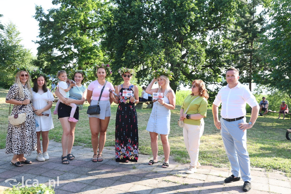 Kwiat paproci, pianowa impreza i ogień pod dębami