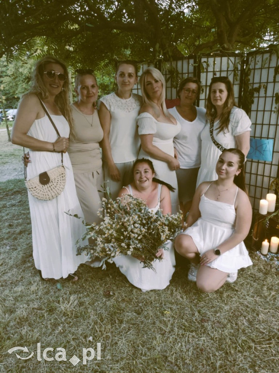 Kwiat paproci, pianowa impreza i ogień pod dębami