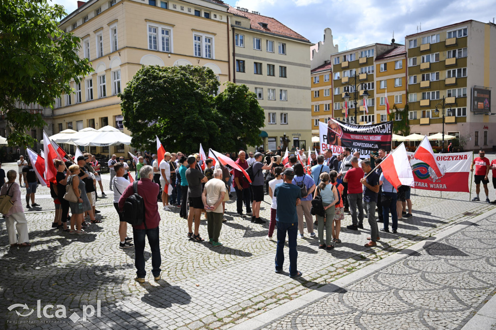 Protest „Stop imigracji” w centrum Legnicy.
