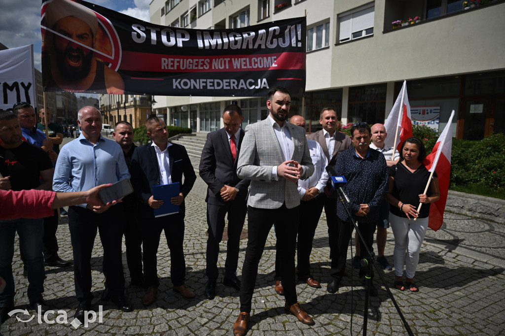 Protest „Stop imigracji” w centrum Legnicy.