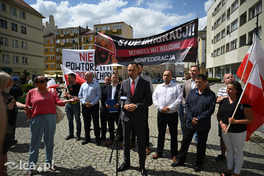 Protest „Stop imigracji” w centrum Legnicy.