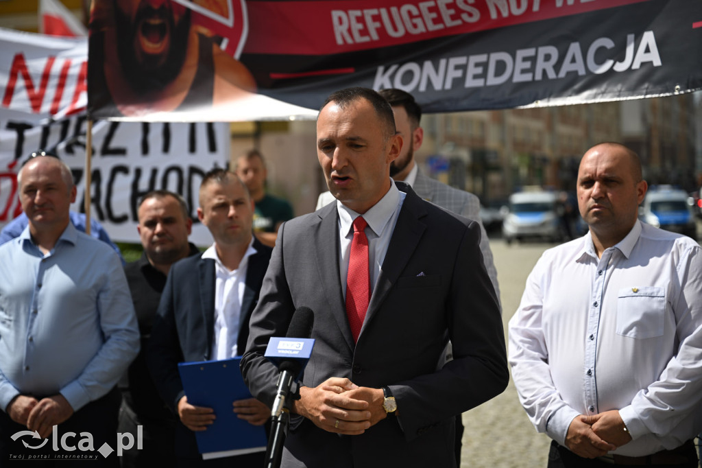 Protest „Stop imigracji” w centrum Legnicy.