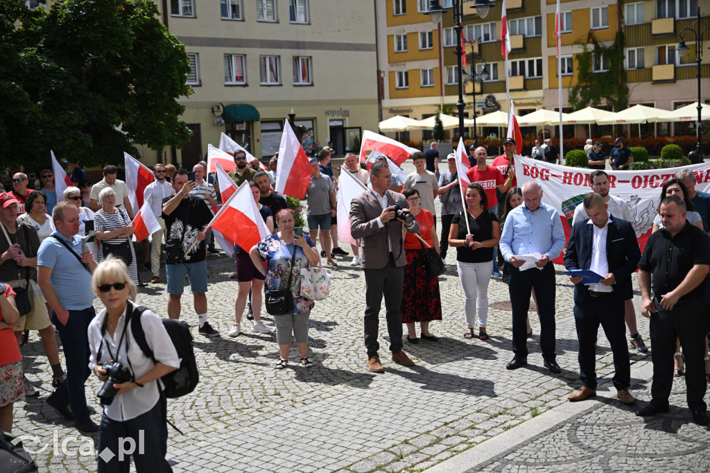 Protest „Stop imigracji” w centrum Legnicy.