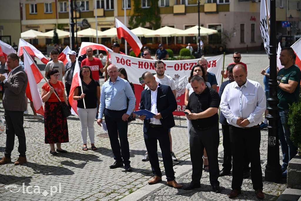 Protest „Stop imigracji” w centrum Legnicy.