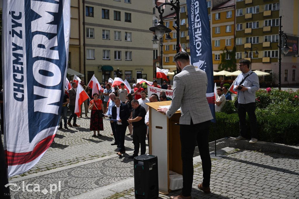 Protest „Stop imigracji” w centrum Legnicy.